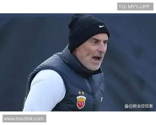 足球明星意外受伤拄拐杖现身视频引发球迷热议与关心 足球明星意外受伤拄拐杖现身视频引发球迷热议与关心